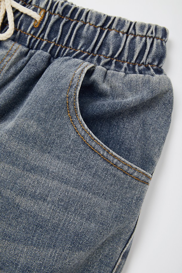 루즈핏 밴딩 카펜터 데님 팬츠 CJN112는 편안한 착용감과 캐주얼한 스타일을 동시에 만족시키는 데님 팬츠입니다. 봄, 여름, 가을, 겨울 사계절 모두 활용 가능하며, 넉넉한 루즈핏으로 활동성을 높였습니다. 허리 밴딩 처리로 편안함을 더했으며, 워크웨어 스타일을 연출하기 좋은 카펜터 디자인이 특징입니다. 시원한 블루 컬러의 데님 소재로 제작되어 미니멀한 스타일까지 소화할 수 있습니다. 면 소재 특유의 부드러운 촉감과 데님 특유의 자연스러운 질감이 매력적인 제품입니다.
