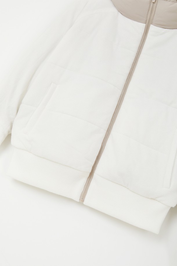 여성 방풍 후드 패딩 점퍼 CJP157은 가을, 겨울 시즌에 골프 및 일상에서 활용하기 좋은 베이직 스타일의 패딩 점퍼입니다. 아이보리와 차콜 두 가지 색상으로 출시되었으며, 숏 기장에 집업 여밈 방식으로 편안하게 착용할 수 있습니다. 비스코스, 폴리에스터, 나일론 혼방 소재로 제작되어 두꺼운 두께감과 뛰어난 보온성을 자랑하며, 방풍 기능으로 추운 날씨에도 따뜻함을 유지해줍니다. 베이직핏 디자인에 무지 패턴으로 미니멀하고 캐주얼한 스타일을 연출할 수 있으며, 긴 소매와 후드 타입으로 활동성을 더했습니다. 내부는 폴리에스터 안감으로 마감되어 부드러운 촉감을 선사합니다.
