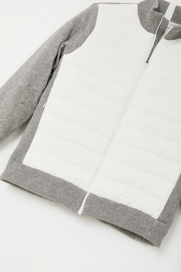 여성 방풍 미들넥 패딩 점퍼 CJP158는 베이직한 스타일의 아우터입니다. 봄, 여름, 가을, 겨울 사계절 모두 착용 가능하며, 무지 디자인으로 미니멀, 캐주얼, 클래식 등 다양한 스타일을 연출할 수 있습니다. 넉넉한 오버핏 또는 베이직핏으로 편안하게 착용 가능하며,  미들넥 디자인과 집업 여밈 방식으로 보온성을 높였습니다.  블랙, 아이보리 두 가지 색상으로 출시되었으며,  폴리에스터, 비스코스, 나일론 혼방 소재에 전체 안감 처리되어 방풍 기능을 제공합니다.  두꺼운 두께감과 긴 소매 기장으로 따뜻함을 더했습니다.
