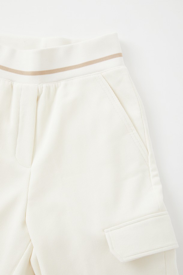 여성 밴딩 코듀로이 기모 팬츠 CPT178는 캐주얼, 클래식, 미니멀 스타일을 모두 아우르는 일자핏 팬츠입니다. 아이보리, 네이비 두 가지 색상으로 출시되어 데일리룩은 물론 골프웨어로도 활용 가능하며, 사계절 내내 착용할 수 있습니다. 부드러운 코듀로이 소재에 기모 안감을 더해 보온성을 높였으며, 밴딩 허리와 카고 포켓, 사선 주머니 디자인으로 기능성과 디자인을 동시에 잡았습니다. 두꺼운 두께감으로 겨울철에도 따뜻하게 착용할 수 있는 실용적인 아이템입니다.
