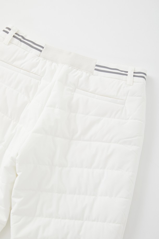 여성 일자핏 밴딩 패딩 팬츠 CPT177은 한겨울에도 따뜻하게 착용 가능한 패딩 팬츠입니다. 아이보리와 블랙 두 가지 색상으로 출시되었으며, 데일리룩과 스포티룩 모두 소화 가능한 활용도 높은 아이템입니다. 가볍고 따뜻한 폴리에스터 소재에 허리 밴딩 처리로 편안한 착용감을 선사합니다. 하단 지퍼 포켓 디테일이 기능성과 디자인을 동시에 만족시키며, 일자핏으로 다리가 길어 보이는 효과를 줍니다. 스포티한 스타일을 즐기는 여성분들께 추천합니다.
