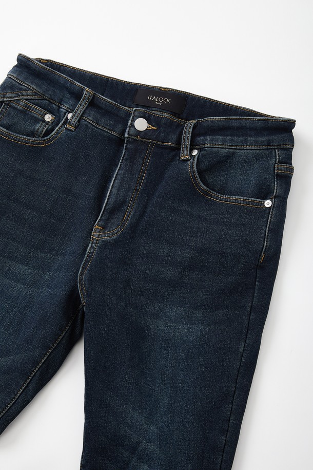 울트라웜 융기모 스판 데님 팬츠 CJN115는 겨울철 추위에도 끄떡없는 보온성을 제공하는 남녀 공용 데님 팬츠입니다. 다크 블루 컬러의 일자핏 디자인으로 캐주얼하고 베이직한 스타일을 연출하며, 부드러운 촉감의 융기모 안감으로 편안한 착용감을 선사합니다. 데님, 면, 폴리우레탄 혼방 소재에 신축성을 더해 활동성을 높였으며, 두꺼운 두께감으로 따뜻함을 유지해줍니다. 무지 패턴과 워싱 디테일이 돋보이는 이 데님 팬츠는 일상생활에서 폭넓게 활용할 수 있습니다.
