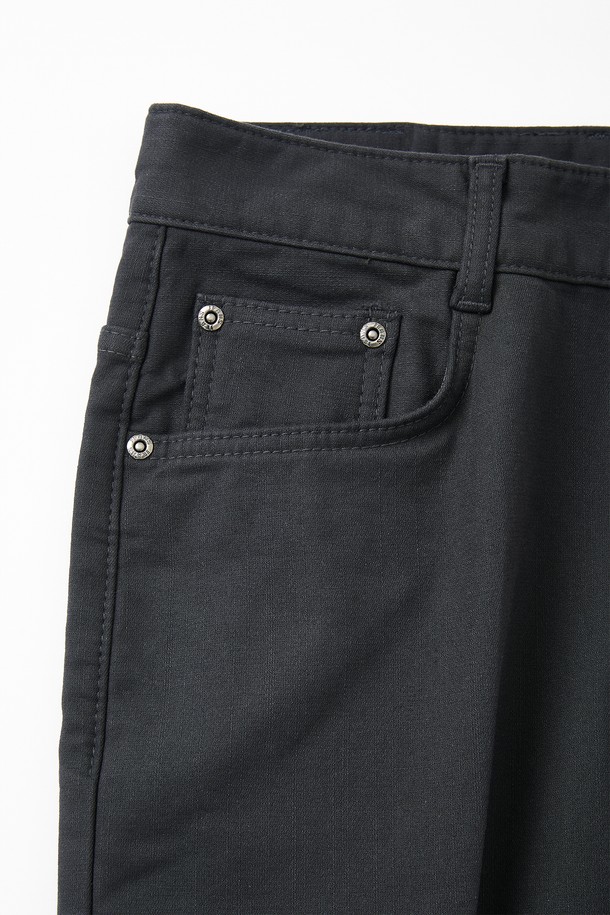 기모 스판 카고 팬츠 CPT176은 남성용으로, 가을과 겨울에 따뜻하게 입을 수 있는 긴 기장의 바지입니다. 차콜과 블랙 두 가지 색상으로 제공되며, 캐주얼, 워크웨어, 미니멀 스타일을 추구하는 분들께 적합합니다. 면, 폴리우레탄, 스판덱스, 기모 소재로 제작되어 신축성이 뛰어나고 보온성이 우수하며, 레귤러핏과 일자핏으로 편안한 착용감을 선사합니다. 플랩 카고 포켓과 리벳 서브 포켓 디테일이 돋보이며, 출근룩과 캠핑룩 등 다양한 TPO에 활용 가능합니다.
