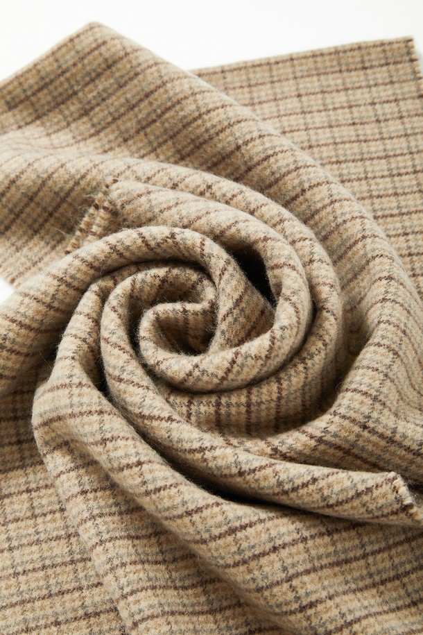 클래식 테슬 울 체크 머플러 CMU101은 겨울철 포근함과 스타일을 동시에 선사하는 머플러입니다. 베이지, 카키브라운, 딥베이지 3가지 색상으로 출시되어, 출근룩과 모임룩에 모두 잘 어울립니다. 아크릴과 울 소재 혼방으로 제작되어 부드러운 촉감과 뛰어난 보온성을 자랑하며, 두꺼운 두께감으로 따뜻하게 착용할 수 있습니다. 클래식한 체크 패턴과 테슬 디자인이 더해져 미니멀, 캐주얼 스타일에도 포인트 아이템으로 활용하기 좋습니다.
