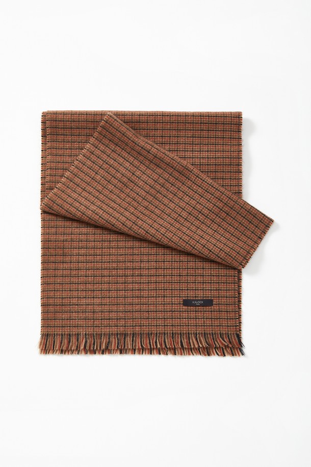 클래식 테슬 울 체크 머플러 CMU101은 이탈리아 컨템포러리 스타일을 추구하는 성인 프리미엄 캐주얼 브랜드의 머플러입니다. 부드러운 촉감의 울과 아크릴 혼방 소재로 제작되어 겨울철에도 따뜻하게 착용할 수 있습니다. 베이지, 카키 브라운, 다크 베이지 세 가지 색상으로 출시되어, 여행룩과 모임룩 등 다양한 TPO에 활용 가능합니다. 클래식, 캐주얼, 미니멀 스타일을 모두 아우르는 체크 패턴 디자인에 태슬 장식이 더해져 세련된 포인트를 줍니다. 사이즈는 40cm x 185cm의 FREE 사이즈로, 남녀 모두 착용 가능합니다.
