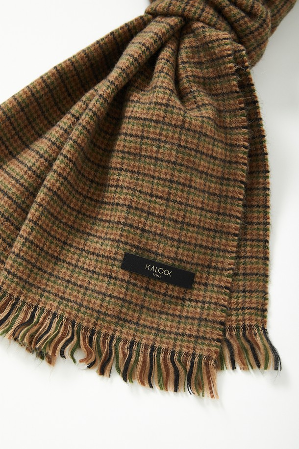 클래식 테슬 울 체크 머플러 CMU101은 베이지, 카키브라운, 딥베이지 3가지 색상으로 제공되는 공용 머플러입니다. 아크릴과 울 혼방 소재로 제작되어 봄, 가을, 겨울 모두 따뜻하게 착용할 수 있습니다. 클래식한 체크 패턴과 태슬 디테일이 돋보이며, 출근룩과 모임룩에 포인트를 더하기 좋습니다. 미니멀, 캐주얼 스타일에도 잘 어울려 다양한 코디에 활용 가능한 머플러입니다. 부드러운 촉감과 은은한 색감으로 고급스러운 분위기를 연출합니다.
