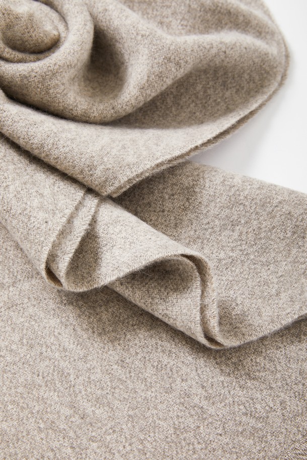 멀티컬러 보카시 머플러 CMU103은 블랙, 그레이, 아이보리, 베이지, 라이트브라운 5가지 색상으로 출시되어 겨울철 보온성을 책임지는 머플러입니다. 아크릴 소재로 제작되어 부드러운 촉감을 선사하며, 두꺼운 두께감과 보카시 무늬가 특징입니다. 출근룩과 연말 모임룩에 모두 잘 어울리는 클래식, 미니멀, 캐주얼 스타일을 연출할 수 있습니다. 수술 디테일이 포인트로 더해져 세련된 분위기를 더합니다. 데일리 머플러로 활용하여 따뜻하고 스타일리시한 겨울을 보내세요.
