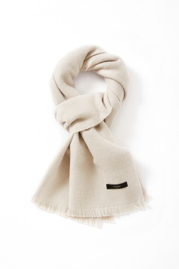 부드러운 아크릴 100% 소재로 제작되어 포근한 착용감을 선사하는 멀티컬러 보카시 머플러 CMU103입니다. 겨울철 추위를 막아주는 두꺼운 두께감으로 따뜻하게 착용할 수 있으며, 캐주얼 및 미니멀 스타일 모두 소화 가능한 베이직한 디자인입니다. 블랙, 그레이, 아이보리, 베이지, 라이트브라운 등 다양한 컬러 옵션으로 준비되어 있으며, 보카시 무늬와 수술 디테일이 포인트입니다. 남녀 공용으로 활용 가능하며, 일상에서 폭넓게 활용하기 좋은 머플러입니다.
