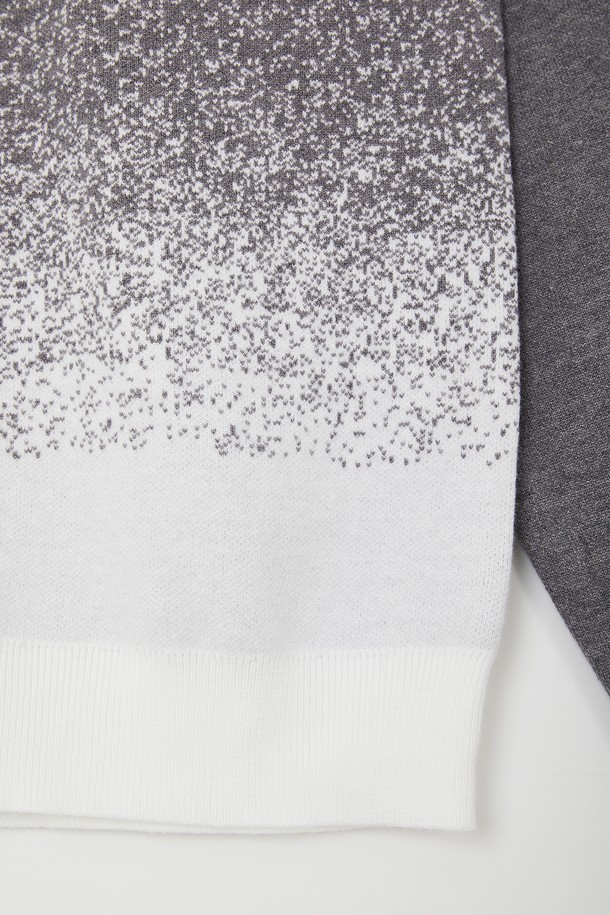 도트 그라데이션 라운드 니트 CNIT116은 남성용 상의 니트/스웨터입니다. 가을, 겨울 시즌에 어울리는 베이직하고 캐주얼한 스타일로, 출근룩과 비즈니스 캐주얼에 적합합니다. 라운드넥에 긴소매, 레귤러핏 디자인으로 제작되었으며, 비스코스, 폴리에스테르 혼방 소재로 부드러운 착용감과 좋은 신축성을 제공합니다. 블랙, 그레이 두 가지 컬러에 도트와 그라데이션 패턴이 돋보이는 레귤러 기장의 니트입니다. 캐주얼, 미니멀, 클래식 스타일을 연출하기 좋습니다.
