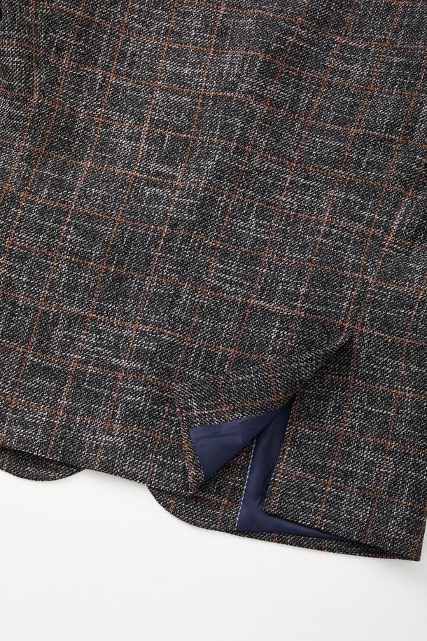 IKALOOK(이칼룩) 체크 블레이저 재킷 CJK101은 남성용 아우터로, 클래식하고 베이직한 스타일을 추구하는 분들께 적합합니다. 그레이 컬러의 체크 패턴이 돋보이며, 봄, 여름, 가을, 겨울 사계절 모두 착용 가능합니다. 울과 폴리에스터 혼방 소재로 제작되어 레귤러핏의 편안한 착용감을 제공하며, 출근룩, 비즈니스 캐주얼, 모임룩 등 다양한 TPO에 활용할 수 있습니다. 블레이저 타입으로 버튼 여밈 방식이며, 안감 파이핑 봉제 마감과 안주머니, 버튼 디테일이 특징입니다. 긴 소매 기장의 레귤러 기장으로, 클래식, 미니멀, 캐주얼 스타일을 즐기는 분들께 추천합니다.
