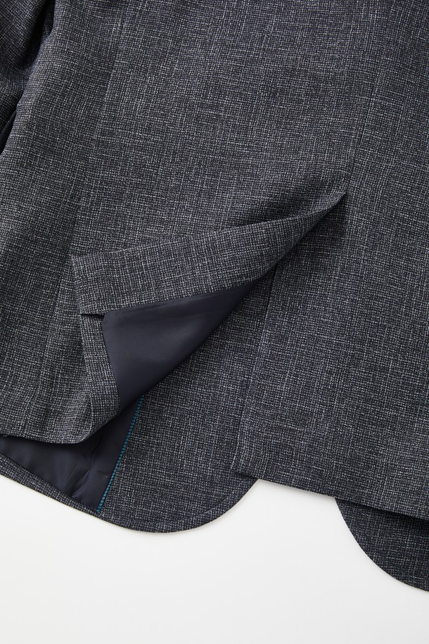 IAKLOOK 봄가을 솔리드 블레이저 자켓 CJK102는 남성용 블레이저입니다. 봄, 가을 시즌에 적합하며, 캐주얼 및 출근룩에 활용하기 좋습니다. 그레이 컬러의 무지 디자인으로 클래식하고 베이직한 스타일을 연출합니다. 울과 폴리에스터 혼방 소재로 제작되었으며, 중간 두께감으로 편안하게 착용 가능합니다. 싱글 버튼, 레귤러핏, 긴 소매 디자인에 안감 파이핑 봉제 마감과 안주머니 버튼 디테일로 완성도를 높였습니다.
