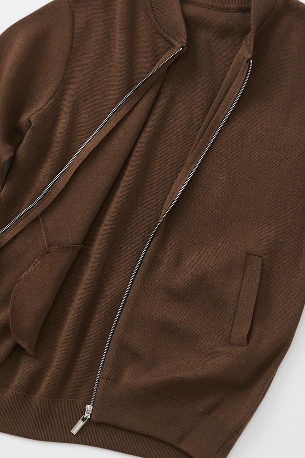 IKALOOK(이카룩) 니트 집업 블루종 가디건 CJP104는 남성을 위한 데일리 아우터입니다. 부드러운 촉감의 폴리에스터, 아크릴, 폴리아미드 혼방 소재로 제작되어 봄, 가을에 착용하기 좋습니다. 베이직핏으로 캐주얼하고 미니멀한 스타일을 연출하며, 집업 여밈 방식과 시보리 밑단, 소매가 특징입니다. 그레이, 블랙, 브라운 세 가지 색상으로 제공되며, 중간 두께감의 레귤러 기장으로 편안하게 착용할 수 있습니다.
