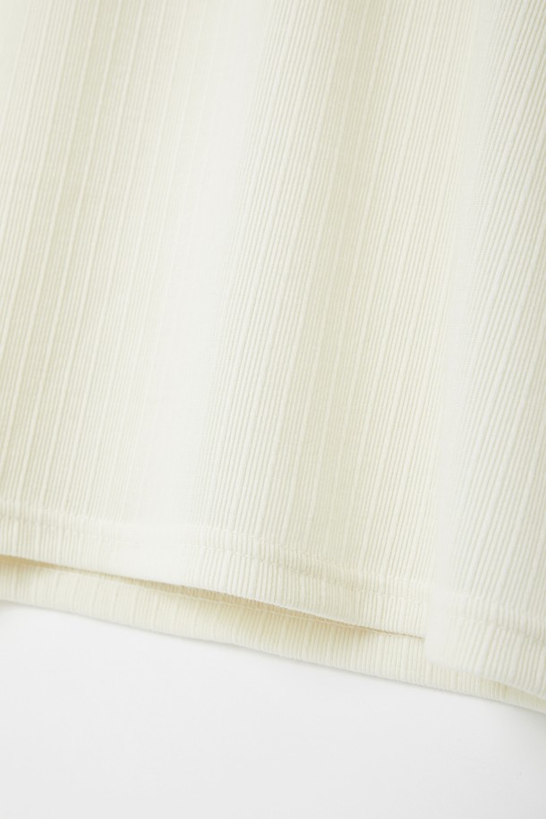 아이보리, 화이트 색상으로 출시된 봄, 가을용 브이넥 긴팔 티셔츠 CNIT103입니다. 베이직한 스타일의 레귤러핏 티셔츠로, 미니멀, 클래식, 캐주얼 룩 연출에 적합합니다. 긴 소매 기장과 무지 패턴으로 디자인되어 어떤 하의와도 쉽게 매치할 수 있습니다. 일상생활에서 편안하게 착용하기 좋은 아이템입니다.
