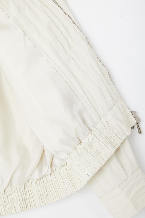 봄, 가을 간절기에 활용하기 좋은 공용 카라넥 바람막이 집업 점퍼 CJP114입니다. 아이보리, 베이지 두 가지 색상으로 출시되어 어떤 옷에도 쉽게 매치할 수 있습니다. 얇은 두께감과 방풍 기능을 갖춰 가벼운 산책이나 여행 시 편안하게 착용하기 좋습니다. 캐주얼, 미니멀 스타일을 즐겨 입는 분들께 추천하며, 레귤러 핏으로 제작되어 편안한 착용감을 선사합니다. 무지 디자인에 긴 소매, 집업 여밈 방식으로 깔끔한 디자인을 완성했습니다.
