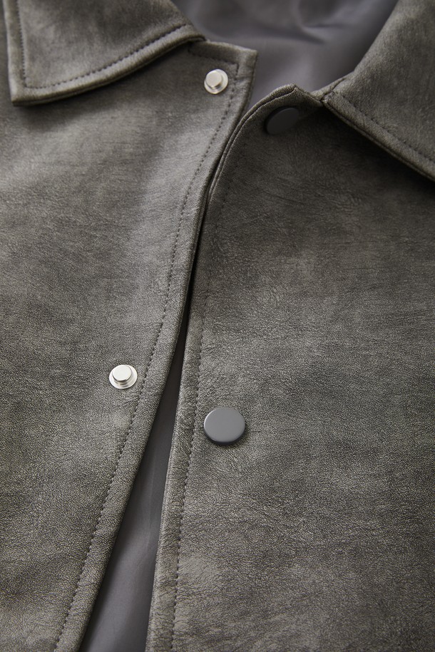 봄, 가을에 어울리는 오버핏 밴딩 에코레더 점퍼 CJP110입니다. 부드러운 촉감의 에코레더(합성가죽) 소재로 제작되었으며, 캐주얼한 무드의 그레이 컬러 무지 디자인입니다. 넉넉한 오버핏으로 편안한 착용감을 선사하며, 밴딩 및 스트라이프 립 디테일이 특징입니다. 데이트룩, 모임룩, 미니멀, 시크, 캐주얼 스타일 모두 소화 가능한 활용도 높은 아이템입니다. 긴 소매 기장의 집업 스타일 점퍼로 간절기 스타일링에 제격입니다.
