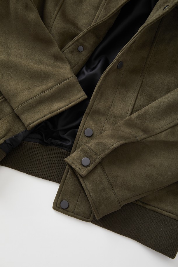 봄, 가을에 어울리는 '카라넥' 버튼 스웨이드 재킷 CJP111입니다. 부드러운 촉감의 스웨이드 소재로 제작되었으며, 레귤러 핏에 중간 두께감으로 간절기에 활용하기 좋습니다. 카키, 올리브 두 가지 색상으로 출시되어, 캐주얼 및 베이직 스타일을 연출하기 용이합니다. 긴 소매와 버튼 디테일이 돋보이며, 데일리룩에 포인트를 더해줍니다. 다양한 하의와 매치하여 클래식하고 미니멀한 무드를 즐겨보세요.
