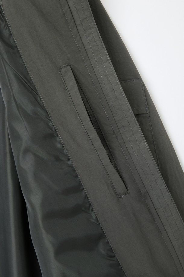 봄, 가을에 가볍게 걸치기 좋은 CJP117 바람막이 점퍼입니다. 부드러운 촉감의 나일론 소재로 제작되어 편안한 착용감을 선사하며, 레귤러핏 디자인으로 어떤 스타일에도 잘 어울립니다. 얇은 두께감과 긴 소매 기장으로 간절기에 활용하기 좋으며, 무지 디자인에 그레이 컬러로 깔끔함을 더했습니다. 일상, 산책, 여행 등 다양한 TPO에 캐주얼하고 미니멀한 스타일을 연출할 수 있습니다. 집업 방식과 포켓 디테일로 실용성을 높인 바람막이 점퍼입니다.
