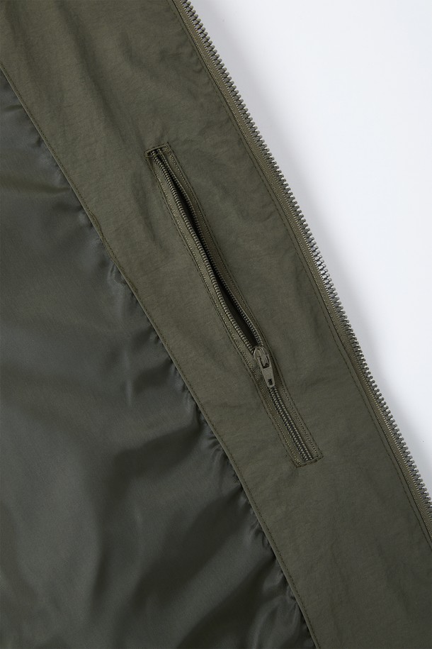 봄, 가을 간절기에 활용하기 좋은 미들넥 빅포켓 블루종 점퍼 CJP118입니다. 캐주얼하고 베이직한 스타일로, 데일리룩은 물론 출근룩까지 폭넓게 소화 가능합니다. 카키와 올리브 두 가지 색상으로 출시되어, 취향에 맞는 색상을 선택하여 연출할 수 있습니다. 중간 두께감으로 간절기 날씨에 적합하며, 넉넉한 레귤러핏으로 편안한 착용감을 선사합니다. 집업 스타일과 긴 소매, 빅포켓 디테일이 돋보이는 디자인입니다.
