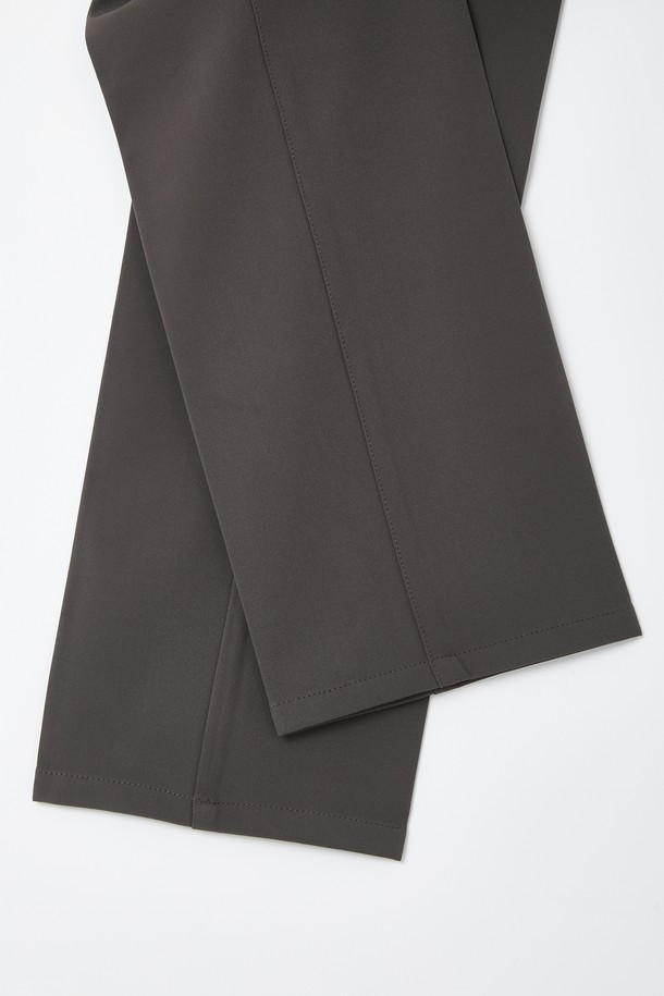 세련된 남성 스타일을 위한 봄/가을 시즌 필수 아이템, "봄가을 스판 밴딩 원턱 슬랙스 팬츠 CPT118"입니다. 베이직하고 클래식한 디자인으로 출근룩과 비즈니스 캐주얼에 완벽하게 어울립니다. 부드러운 스판 소재와 밴딩 디테일, 그리고 활동성을 더하는 원턱 디자인으로 편안한 착용감을 선사합니다. 얇은 두께감과 레귤러핏으로 제작되어 봄, 가을 시즌에 활용도가 높으며, 미니멀하고 클래식한 스타일을 연출하기 좋습니다. 그레이 컬러의 무지 디자인으로 다양한 상의와 쉽게 매치하여 폭넓은 스타일을 소화할 수 있습니다.
