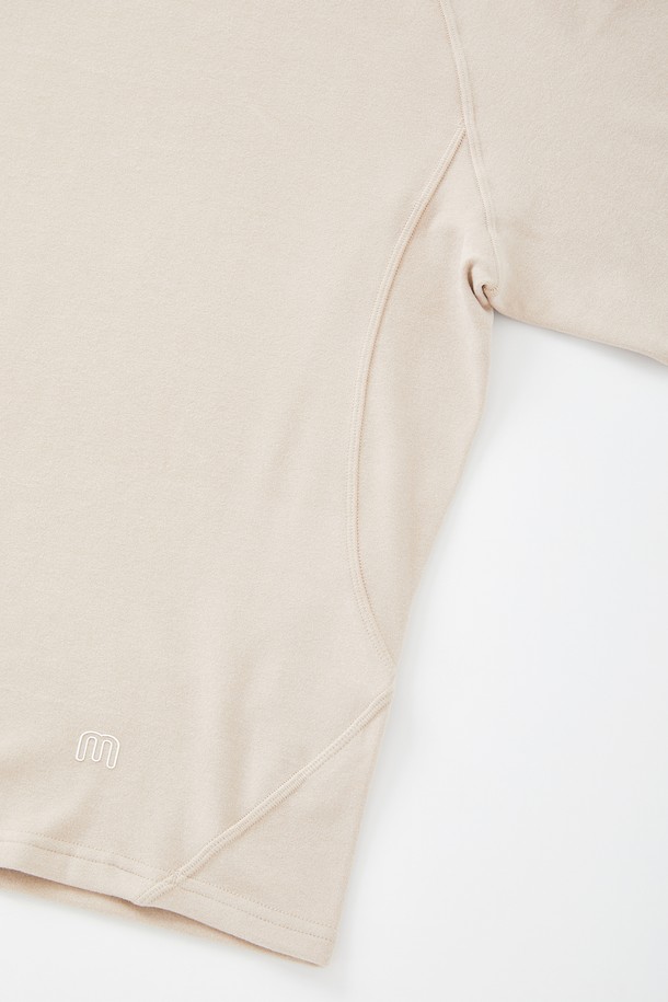 **액티브 하이넥 플리스 후드티 CTEE109**는 부드러운 촉감의 플리스 소재로 제작되어 가을, 겨울철 따뜻하게 입을 수 있는 남녀 공용 후드티입니다. 하이넥 디자인과 후드가 있어 보온성을 높였으며, 레귤러핏으로 편안한 착용감을 제공합니다. 베이지, 아이보리 두 가지 색상으로 출시되어 일상복뿐만 아니라 스포츠 활동 시에도 활용 가능합니다. 무지 디자인으로 어떤 스타일에도 쉽게 매치할 수 있으며, 캐주얼, 스포티, 미니멀 스타일을 즐겨 입는 분들께 추천합니다. 특히 산책룩, 캠핑룩으로 활용하기 좋습니다.
