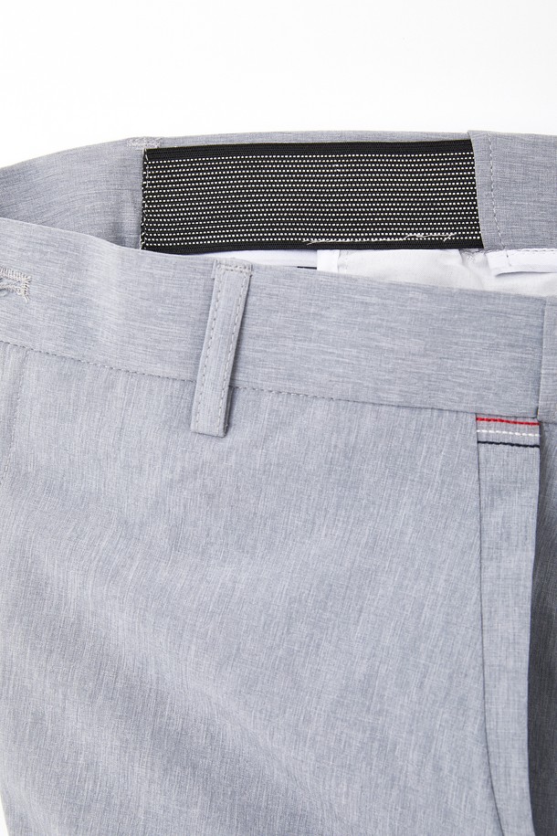 **아이스 스판 밴딩 슬랙스 CPT122**

시원한 아이스 소재와 스판덱스 혼방으로 제작되어 여름철에도 쾌적하게 착용 가능한 남성 슬랙스입니다. 레귤러핏으로 편안한 착용감을 제공하며, 활동성을 높여주는 밴딩 처리로 편의성을 더했습니다. 무지 디자인에 그레이 컬러로 어떤 상의와도 매치하기 쉬워, 캐주얼, 미니멀, 스포티 등 다양한 스타일을 연출할 수 있습니다. 골프룩은 물론, 일상 및 출근룩으로 활용하기에 적합합니다. 얇은 두께감으로 한여름에도 시원하게 입을 수 있는 실용적인 아이템입니다.
