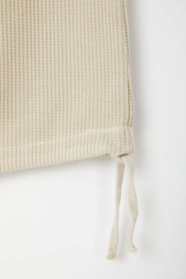 하이퀄리티 와플 밴딩 밴츠 CPT125는 편안한 착용감과 스타일리시함을 동시에 만족시키는 반바지입니다. 부드러운 면 소재로 제작되어 얇고 가벼워 봄, 여름철 데일리룩으로 제격입니다. 와플 패턴과 루즈핏 디자인은 캐주얼하면서도 베이직한 무드를 연출하며, 허리 밴딩과 스트링으로 편안한 착용감을 선사합니다. 여행룩, 휴가룩, 미니멀 스타일을 즐겨 입는 분들께 추천하는 아이템입니다. 베이직한 컬러인 베이지 색상으로 어떤 상의와도 쉽게 매치할 수 있습니다.
