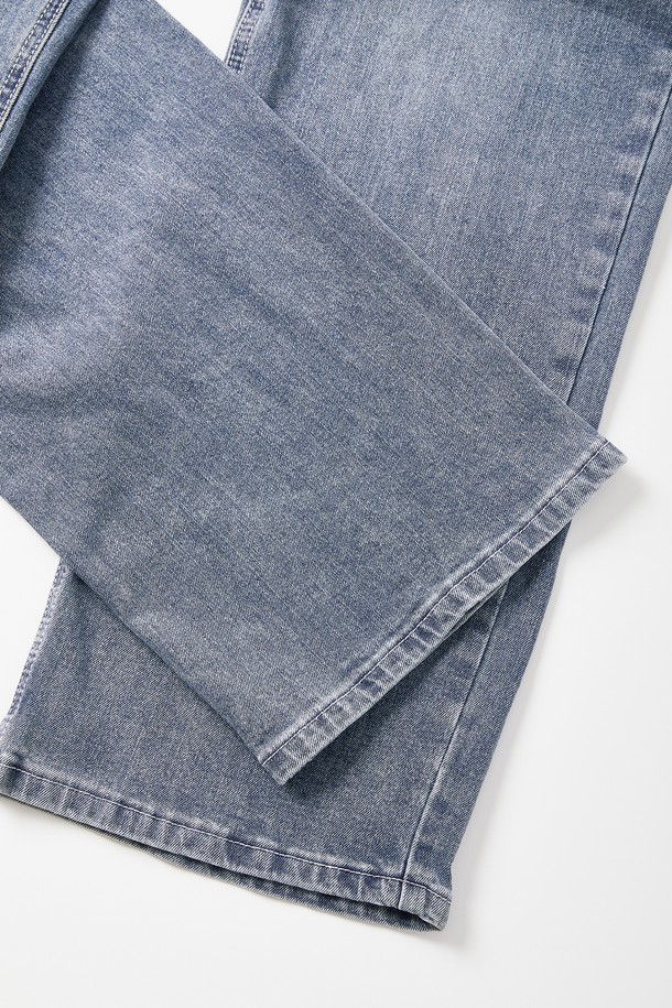 **스트레이트핏 워싱 스판 데님 팬츠 CJN104**는 봄, 여름, 가을 계절에 활용하기 좋은 남성용 데님 팬츠입니다. 캐주얼 및 베이직 스타일을 기반으로, 데이트룩과 출근룩 등 다양한 TPO에 적합합니다. 무지 디자인에 워싱 디테일이 더해져 자연스러운 멋을 연출하며, 스판덱스 혼방으로 편안한 착용감을 제공합니다. 스트레이트핏으로 어떤 상의와도 쉽게 매치하여 미니멀, 클래식 스타일을 완성할 수 있습니다.
