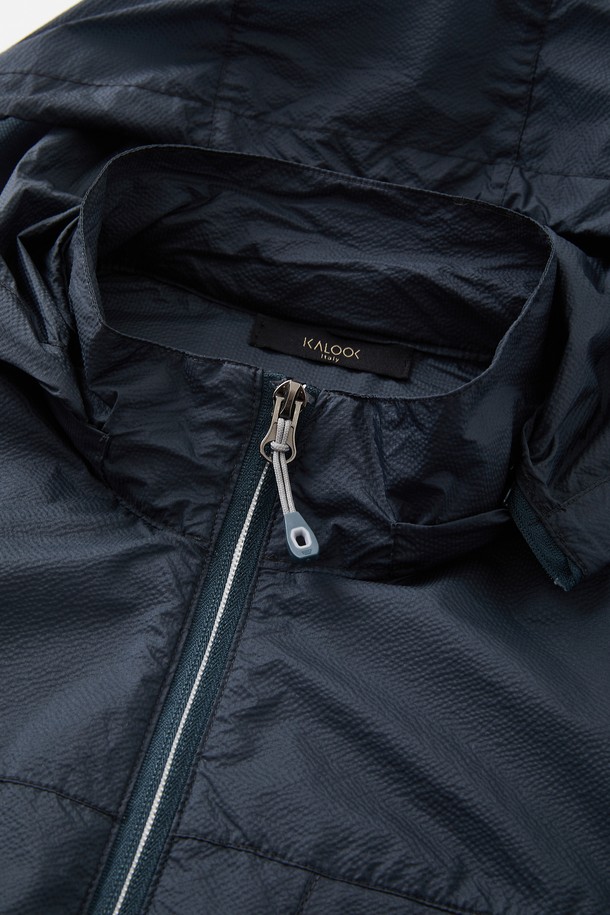 **후드 탈부착 퀵드라이 윈드브레이커 CJP119**는 남성용 아우터로, 봄, 여름, 가을 시즌에 적합한 윈드브레이커입니다. 튼튼한 나일론 소재로 제작되어 방풍 기능과 퀵드라이 기능을 갖춰 쾌적한 착용감을 제공합니다. 데일리웨어와 아웃도어 활동 모두에 활용 가능하며, 베이직하고 스포티한 스타일을 연출합니다. 네이비, 화이트, 다크 그린 세 가지 색상으로 출시되었으며, 탈부착 가능한 후드와 밑단 스트링 디테일로 실용성을 더했습니다. 여행, 산책, 등산 시 편안하고 스타일리시하게 착용할 수 있는 아이템입니다.
