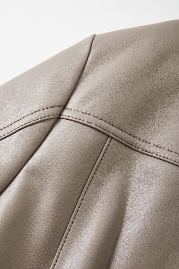 사계절 활용 가능한 멀티 컬러 솔리드 양가죽 집업 점퍼 CLJP107은 부드러운 이태리산 양가죽 소재와 신축성 있는 밑단 시보리 디테일이 돋보입니다. 베이직하고 미니멀한 무드의 이 레더 코트는 블루, 베이지, 블랙, 네이비 색상으로 출시되었으며, 폴리에스터 안감을 사용하여 제작되었습니다. 일상에서 편안하게 착용할 수 있는 베이직 핏의 긴소매 레귤러 기장 점퍼로, 무지 패턴이 특징입니다.
