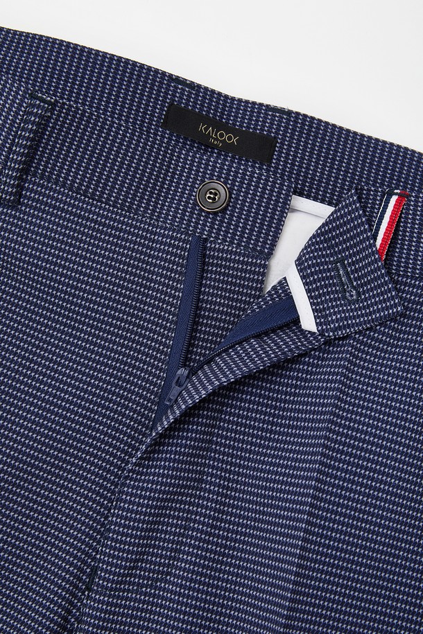 데일리앤 오피스 스판 밴딩 슬랙스 CPT123은 남성을 위한 슬랙스로, 봄, 여름, 가을에 입기 좋습니다. 폴리에스터와 스판덱스 혼방 소재로 제작되었으며, 블루, 네이비 색상으로 출시되었습니다. 히든 밴딩 디자인과 스판 혼방으로 편안한 착용감을 제공하며, 데일리 및 오피스룩으로 활용하기 좋습니다.
