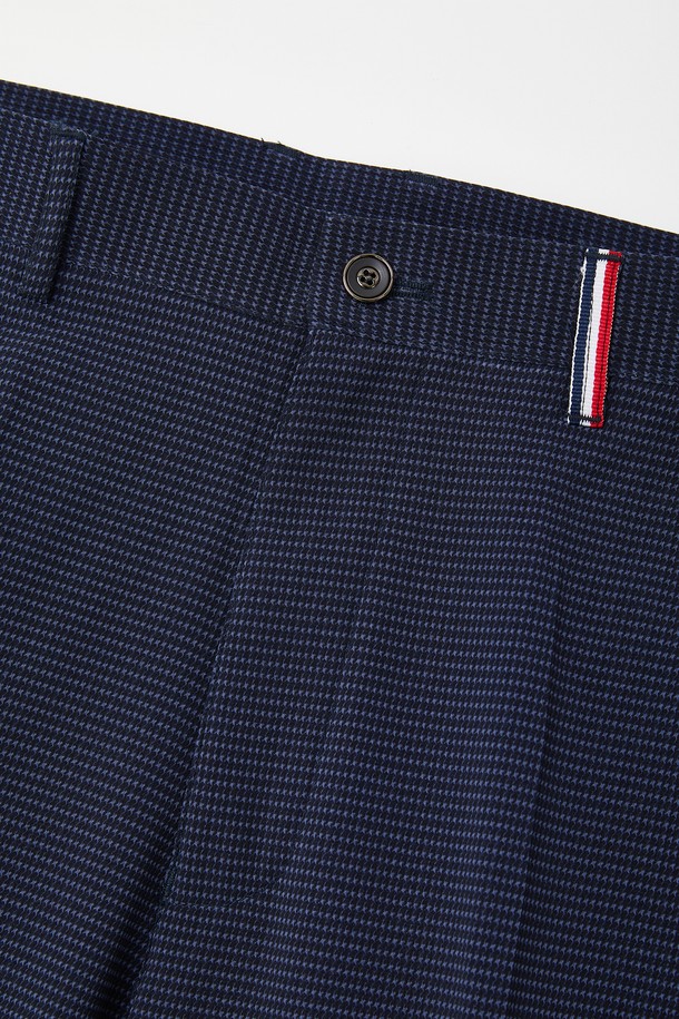 데일리앤 오피스 스판 밴딩 슬랙스 CPT123은 남성용 긴바지 슬랙스로, 봄, 여름, 가을에 입기 좋습니다. 블루, 네이비 색상으로 출시되었으며, 폴리에스터와 스판덱스 혼방 소재를 사용하여 신축성이 뛰어나 편안한 착용감을 제공합니다. 히든 밴딩으로 깔끔함을 더했으며, 오피스룩은 물론 일상복으로도 활용하기 좋은 베이직하고 클래식한 스타일의 슬랙스입니다.
