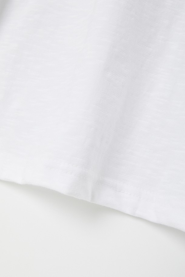 루즈핏 헨리넥 긴팔 티셔츠 CTEE113는 베이직하고 심플한 스타일의 공용 티셔츠입니다. 면 소재로 제작되어 부드럽고 가벼운 촉감을 선사하며, 봄, 가을에 데일리 또는 이너로 활용하기 좋습니다. 헨리넥 디자인과 루즈핏으로 편안한 착용감을 제공하며, 화이트, 베이지, 블랙, 네이비 등 4가지 컬러로 출시되었습니다. 집콕룩, 출근룩 등 다양한 TPO에 맞춰 미니멀, 캐주얼, 클래식 스타일을 연출할 수 있습니다. 이너 또는 단독으로 착용하여 다양한 스타일을 연출해 보세요.
