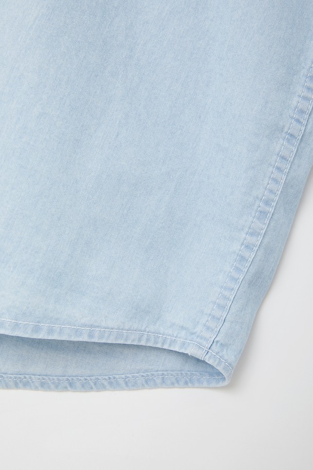 **봄여름 베이직 청 남방 CSH102**는 남성용 상의로, 봄과 여름에 적합한 얇은 두께의 루즈핏 셔츠입니다. 라이트블루와 블루 두 가지 색상으로 출시되었으며, 면 소재의 무지 디자인에 가슴 포켓과 소매 버튼 디테일이 돋보입니다. 차이나칼라와 긴 소매 기장으로 캐주얼하면서도 베이직한 스타일을 연출하며, 신축성은 없습니다.
