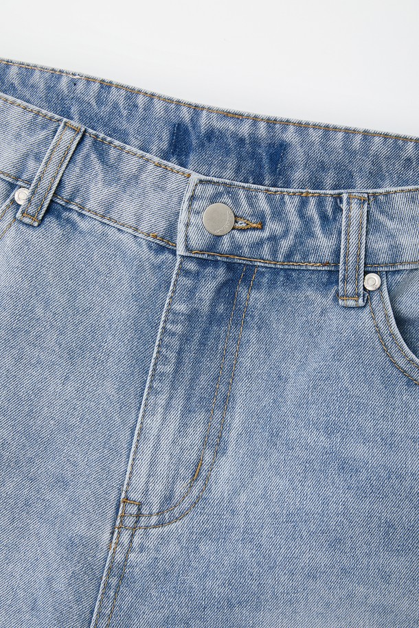 베이직 워싱 청 반바지 CSPT106은 남성용 레귤러핏 데님 반바지로, 라이트 블루, 그레이, 딥 블루 세 가지 컬러로 제공됩니다. 데님, 면, 폴리우레탄 혼방 소재로 제작되어 봄, 여름, 가을, 겨울 사계절 모두 착용 가능하며, 워싱 디테일과 신축성 있는 소재가 편안한 착용감을 선사합니다. 리벳 디테일, 가죽 패치, 클래식 데님 디자인으로 베이직하면서도 캐주얼한 스타일을 연출합니다.
