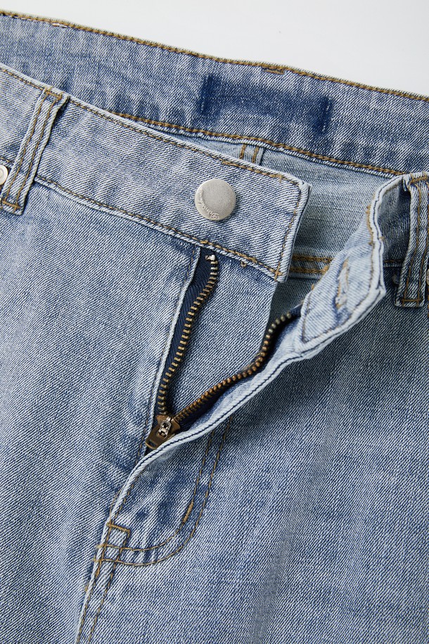 **7부 워싱 스판 데님 팬츠 CSPT107**

남성용 7부 워싱 스판 데님 팬츠로, 라이트 블루, 블루, 딥 블루 3가지 색상으로 만나보실 수 있습니다. 면과 스판 혼방 소재로 제작되어 편안한 착용감과 활동성을 자랑하며, 슬림핏, 레귤러핏, 와이드핏 등 다양한 핏을 선택할 수 있습니다. 7부 기장에 워싱 처리된 데님으로 캐주얼한 스타일을 연출하며, 스판 신축성, 포켓 라인 디테일, 가죽 패치 포인트로 포인트를 더했습니다.
