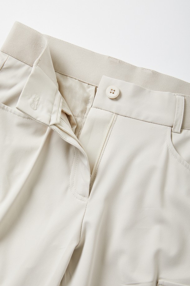 베이직한 컬러감의 여성 쿨링 밴딩 스판 조거 팬츠입니다. 부드러운 촉감의 폴리에스터와 폴리우레탄 혼방 소재로 제작되어 편안한 착용감을 선사하며, 릴랙스 핏과 밴딩 허리, 스판 신축성으로 활동성을 높였습니다. 캐주얼, 스포티 스타일의 조거 핏 긴바지로, 카고 포켓 디테일이 돋보여 일상 및 야외 활동에 활용하기 좋습니다.
