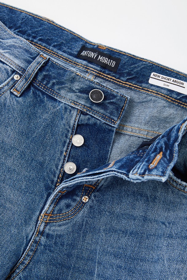 데미지 포인트 청 반바지 CSPT109는 여름철 캐주얼 스타일을 완성하는 슬림핏 반바지입니다. 면과 데님 소재로 제작되어 내구성이 뛰어나며, 워싱 및 데미지 디테일이 돋보입니다. 금속 리벳 장식, 허리 가죽패치 스티치, 버튼형 여밈으로 포인트를 더했으며, 지퍼 수선이 가능합니다.
