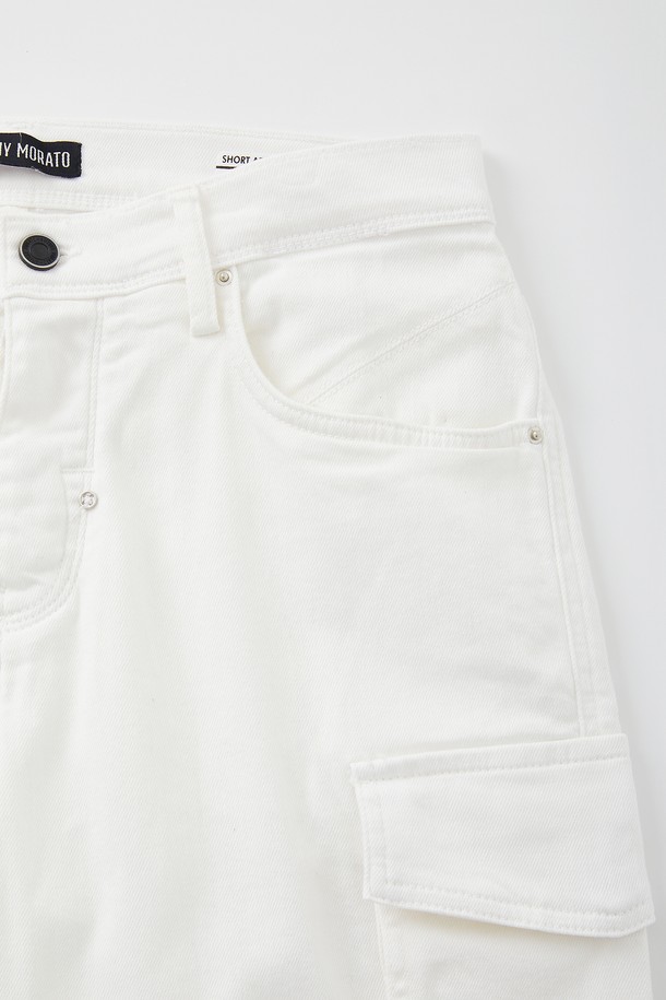 워크 스판 카고 반바지 CSPT111는 여름철 캐주얼 스타일을 완성하는 데 적합한 반바지입니다. 부드러운 촉감의 면, 폴리우레탄 혼방 소재로 제작되어 편안한 착용감을 제공하며, 신축성이 뛰어나 활동성을 높였습니다. 와이드 핏과 루즈핏 디자인으로 편안함을 강조하고, 카고 포켓 디테일로 실용성을 더했습니다. 화이트, 올리브 두 가지 색상으로 출시되었으며, 히든 포켓, 포켓 금속 리벳, 뒷면 허리 가죽 패치 등의 특징으로 미니멀하면서도 워크웨어 무드를 연출합니다. 동네 마실룩, 여행룩, 휴가룩 등 다양한 TPO에 활용하기 좋습니다.
