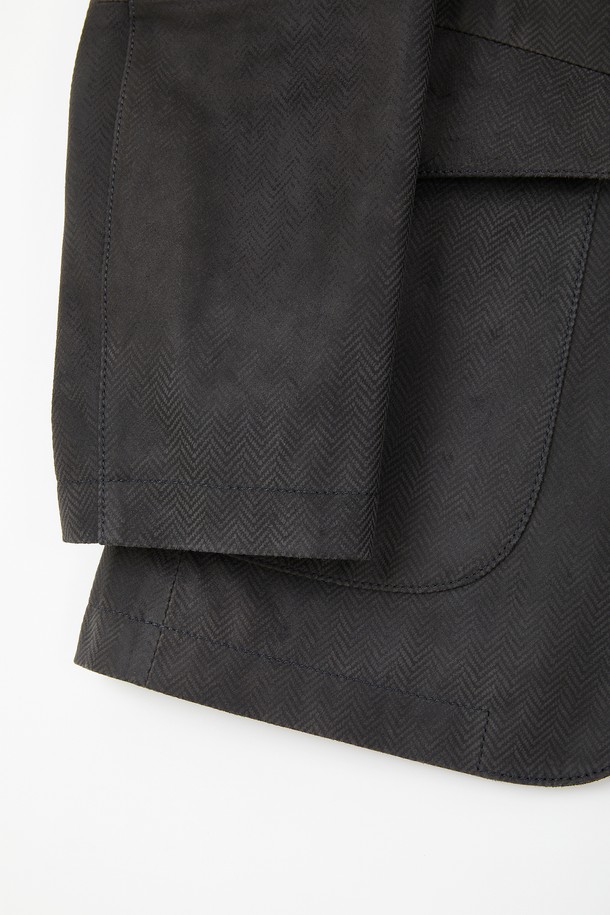 네이비 컬러의 램 크리스탈 패브릭 싱글 재킷 CLJP112입니다. 클래식 및 미니멀 스타일을 기반으로 제작되어 오피스룩, 비즈니스 캐주얼, 모임룩 등 다양한 TPO에 활용 가능합니다. 봄, 가을 시즌에 적합하며, 레귤러 핏과 긴 소매 기장으로 편안한 착용감을 선사합니다. 무지 패턴의 싱글 버튼 여밈 방식이며, 레귤러 기장의 자켓입니다.
