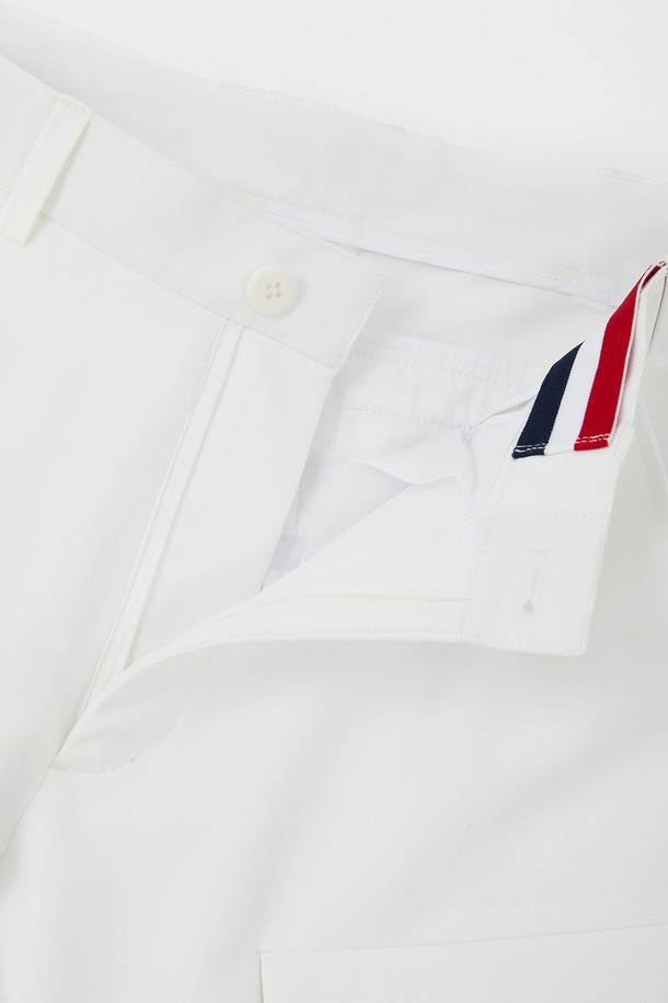 봄, 가을에 적합한 남녀 공용 카고 조거 팬츠입니다. 부드러운 촉감의 폴리에스터, 폴리우레탄 혼방 소재로 제작되었으며, 얇은 두께감으로 편안한 착용감을 제공합니다. 허리 부분에는 히든 밴딩 처리가 되어 있어 활동성을 높였으며, 스포티한 스타일을 연출하기 좋습니다. 블랙, 그레이, 아이보리 세 가지 색상으로 출시되었으며, 카고 디자인과 사선 포켓 디테일이 특징입니다. 일상생활 및 야외 활동 시에 활용하기 좋은 실용적인 아이템입니다.
