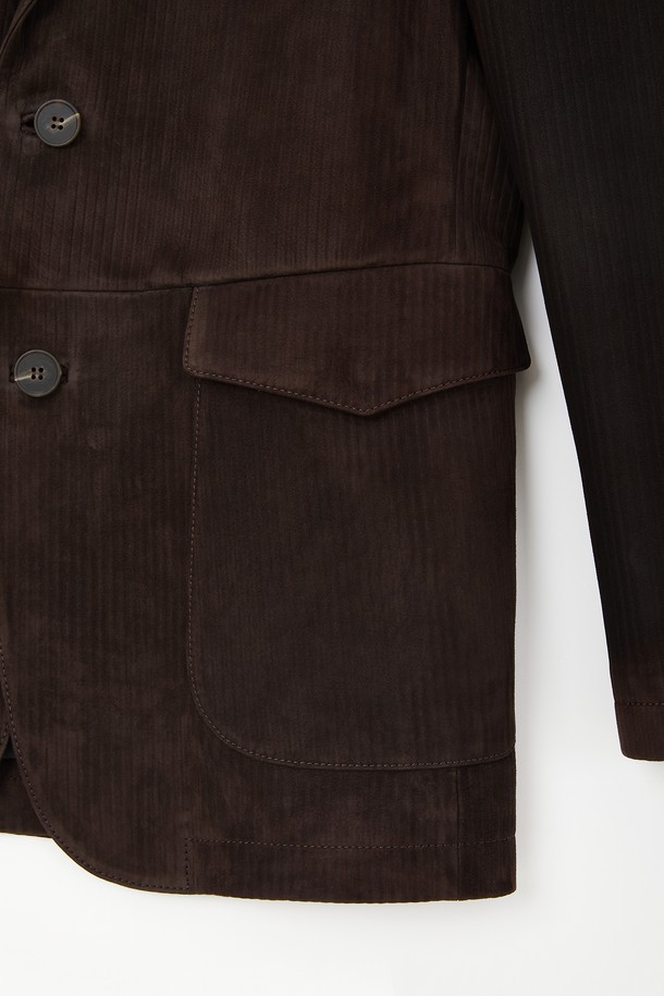 세련된 남성미를 더하는 양가죽 스트라이프 패턴 자켓 CLJP113입니다. 부드러운 촉감의 양가죽 소재와 중간 두께감으로 봄, 가을 시즌에 적합하며, 베이직한 디자인과 스트라이프 패턴이 세련된 스타일을 연출합니다. 버튼 여밈 방식의 레귤러 기장 블레이저 타입으로, 안쪽 주머니와 뒤트임 디테일, 캠스웨이드 가죽원단, 안감 폴리에스터 100%를 사용하여 실용성과 고급스러움을 더했습니다. 데이트룩, 비즈니스 캐주얼 등 다양한 TPO에 활용 가능하며, 클래식, 미니멀, 캐주얼 스타일을 즐겨 입는 남성에게 추천합니다. 브라운 컬러의 베이직핏으로, 어떤 옷에도 매치하기 용이합니다.
