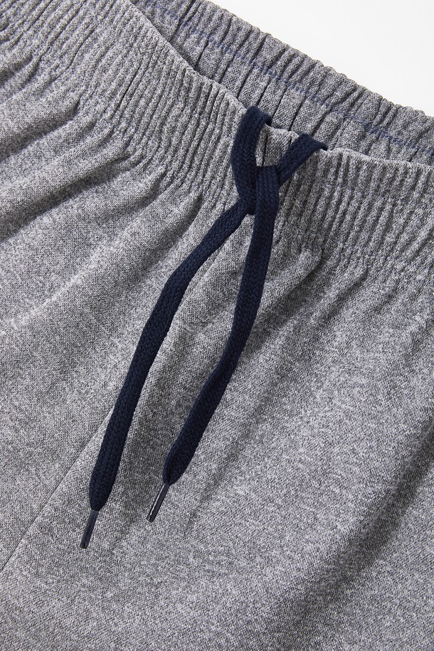 배색 포인트 7부 밴딩 스포츠 팬츠 CSPT122는 스포츠 활동과 일상 착용에 적합한 트레이닝핏 7부 바지입니다. 차콜, 그레이 두 가지 색상으로 제공되며, 신축성 좋은 폴리에스테르 소재로 제작되어 편안한 착용감을 선사합니다. 허리 조절 스트링과 지퍼 포켓, 배색 포인트 디테일이 특징이며, 스포티, 캐주얼, 미니멀 스타일을 연출할 수 있습니다. 피트니스룩, 러닝룩, 산책룩 등 다양한 TPO에 활용하여 활동적인 스타일을 완성해보세요. 밴딩 처리로 편안함을 더하여 활동성과 스타일을 동시에 잡았습니다.
