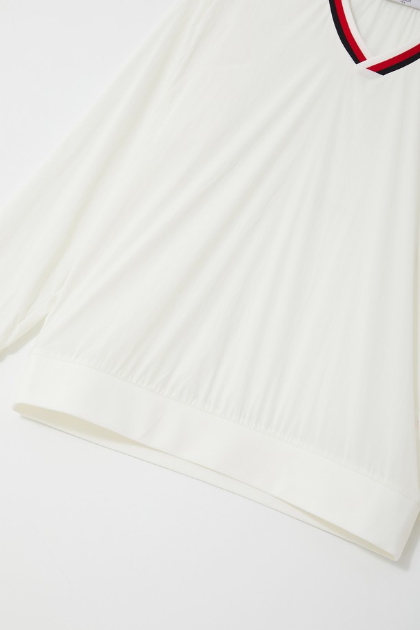 경량 바람막이 브이넥 맨투맨 CTEE115는 남성용 상의로, 봄, 가을 시즌에 적합한 베이직핏 맨투맨입니다. 나일론과 폴리우레탄 혼방 소재로 제작되어 가볍고 신축성 있는 착용감을 제공하며, 데일리웨어, 일상 활동, 스포츠 활동, 골프 등 다양한 용도로 활용할 수 있습니다. 스타일은 스포티하고 심플하며, 블랙, 레드, 아이보리 세 가지 색상으로 출시되었습니다. 브이넥 디자인과 긴소매, 그리고 뒷면 플랩 포켓 디테일과 시보리 마감으로 실용성과 디자인을 모두 갖춘 제품입니다. 골프룩이나 산책룩으로 활용하기 좋습니다.
