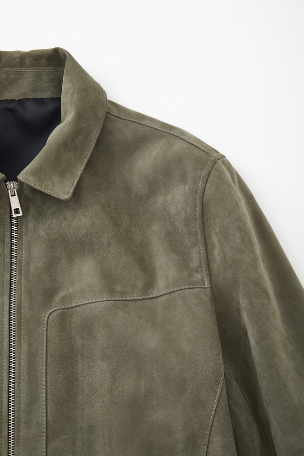 네이비, 브라운, 카키 3가지 색상으로 출시된 남성용 멀티컬러 카라넥 양가죽 집업 점퍼 CLJP117입니다. 부드러운 양가죽 소재로 제작되어 촉감이 뛰어나며, 봄, 가을철 데이트룩과 가을 나들이룩에 잘 어울립니다. 베이직핏에 캐주얼하고 클래식한 스타일을 더해 일상에서도 세련된 멋을 연출할 수 있습니다. 심플한 디자인에 카라넥, 히든 타입 포켓, 안쪽 주머니 디테일을 더해 실용성을 높였습니다. 중간 두께감으로 간절기 날씨에 적합하며 방수 기능까지 갖추고 있습니다.
