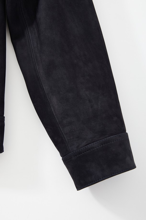 네이비와 다크블루 컬러로 만나볼 수 있는 염소가죽 스웨이드 트러커 재킷 CLJP118입니다. 부드러운 촉감의 염소가죽 스웨이드 소재로 제작되어 봄, 가을에 착용하기 좋습니다. 무지 디자인에 레귤러 핏, 레귤러 기장으로 캐주얼 및 클래식 스타일을 연출할 수 있습니다. 데이트룩, 모임룩, 비즈니스 캐주얼 등 다양한 TPO에 활용 가능하며, 버튼 플랩 포켓 디테일이 돋보입니다. 긴 소매 기장의 트러커 자켓으로 미니멀한 스타일을 완성해보세요.
