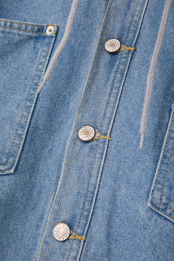 루즈핏 탈부착 후드 데님 셔츠 CSH104는 캐주얼하고 미니멀한 스타일을 연출하기 좋은 상의입니다. 블루, 라이트 블루, 블랙 세 가지 색상으로 출시되었으며, 봄, 여름, 가을, 겨울 사계절 내내 활용할 수 있습니다. 넉넉한 오버핏 루즈핏으로 편안한 착용감을 선사하며, 탈부착 가능한 후드로 다양한 스타일을 연출할 수 있습니다. 면 소재의 데님 원단으로 제작되어 내구성이 뛰어나며, 무지 디자인으로 어떤 스타일에도 쉽게 매치할 수 있습니다. 긴 소매 기장과 두꺼운 두께로 제작되어 간절기나 겨울철에 따뜻하게 입을 수 있습니다.
