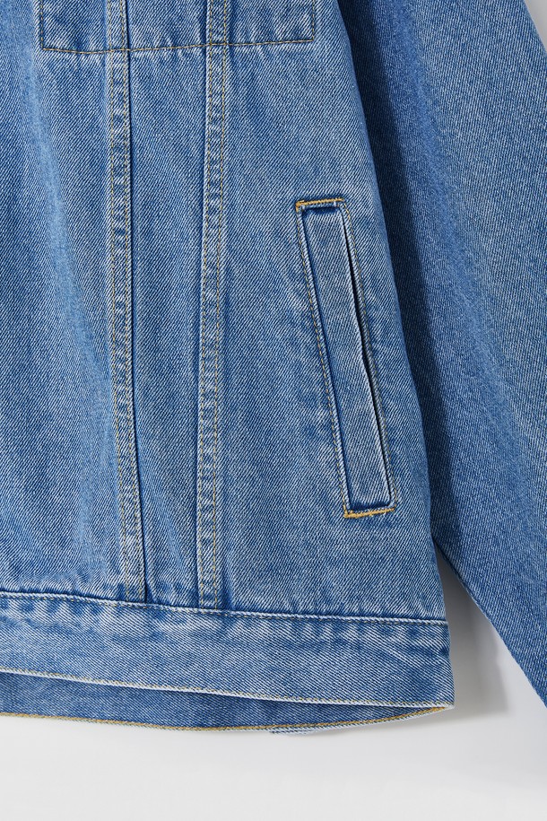 세련된 남성 캐주얼 스타일을 완성하는 봄/가을 탈부착 후드 데님 재킷 CJP136입니다. 부드러운 데님 소재로 제작되어 편안한 착용감을 선사하며, 레귤러 핏으로 어떤 스타일에도 잘 어울립니다. 연청 컬러와 무지 디자인으로 미니멀하면서도 세련된 분위기를 연출합니다. 탈부착 가능한 후드는 다양한 스타일을 연출할 수 있도록 도와주며, 버튼 여밈 방식과 긴 소매 기장으로 실용성을 더했습니다. 일상 속에서 편안하게 즐겨 입을 수 있는 데님 재킷으로, 봄, 가을 시즌 활용도가 높습니다.
