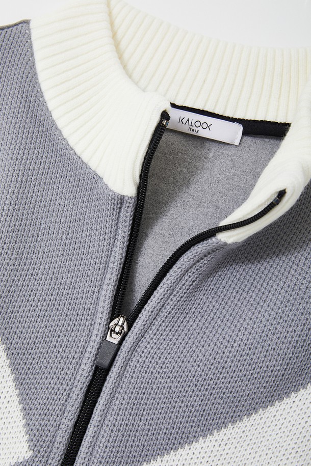 골프앤라이프 아가일 집업 니트 조끼 CJP137은 남성용 니트 조끼입니다. 봄, 가을에 착용하기 좋으며, 골프 및 일상 패션에 활용할 수 있습니다. 베이직한 스타일의 아가일 패턴으로 클래식, 미니멀, 캐주얼 룩에 모두 잘 어울립니다. 폴리에스터, 아크릴, 폴리우레탄 혼방 소재로 제작되었으며, 집업 방식과 밑단 시보리, 뒷면 밴딩 디테일이 특징입니다. 신축성이 있어 장시간 착용에도 편안하며, 체형을 자연스럽게 잡아주는 베이직핏 니트 조끼입니다.
