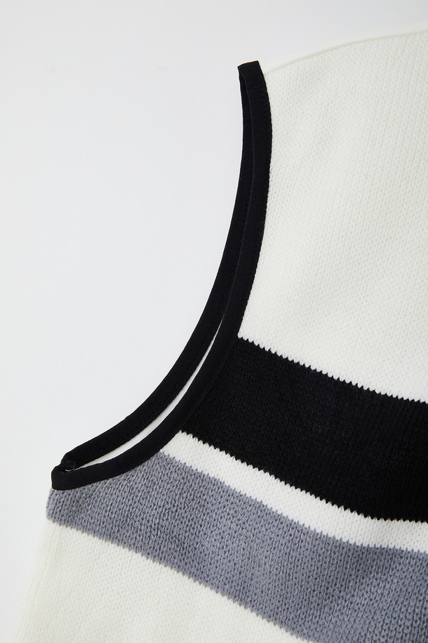 골프앤라이프(Golf&Life) 스트라이프 집업 니트 조끼 CJP138은 남성 골프룩을 위한 베이직 스타일의 상의입니다. 봄, 가을 시즌에 적합하며, 블랙, 그레이, 아이보리 세 가지 색상으로 출시되었습니다. 폴리에스터, 아크릴, 폴리우레탄 혼방 소재로 제작되어 신축성 있는 착용감을 제공합니다. 집업 디자인과 민소매 스타일, 레귤러 기장, 베이직 핏으로 디자인되었으며, 밑단 시보리 처리와 뒷면 배딩 디테일이 특징입니다. 클래식, 미니멀, 캐주얼 스타일을 모두 소화할 수 있는 아이템입니다.
