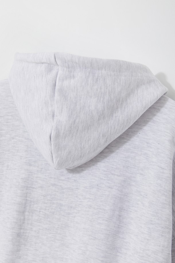 빅사이즈 트레이닝 후드 집업 CTEE118는 남성용 후드 집업으로, 베이직하고 캐주얼한 스타일을 연출합니다. 봄, 가을에 적합하며, 라이트 그레이, 블랙, 그레이 세 가지 색상으로 출시되었습니다. 면과 아크릴 혼방 소재로 제작되어 편안함을 제공하며, 레귤러 기장에 긴 소매, 후드 디자인이 특징입니다. 전면 캥거루 포켓과 와이드 숄더 디자인으로 실용성을 더했으며, 집콕룩이나 동네 마실룩으로 활용하기 좋습니다.
